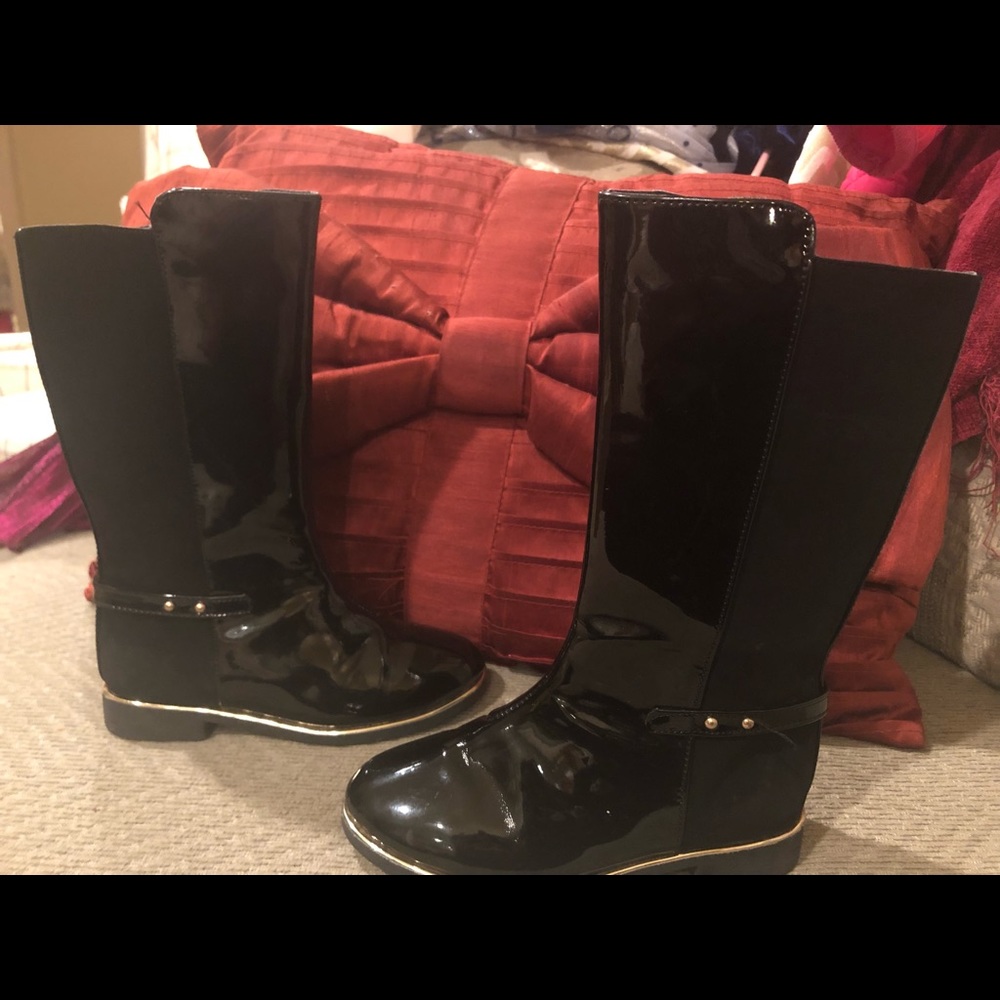 Girl’s black mid-cafe boot